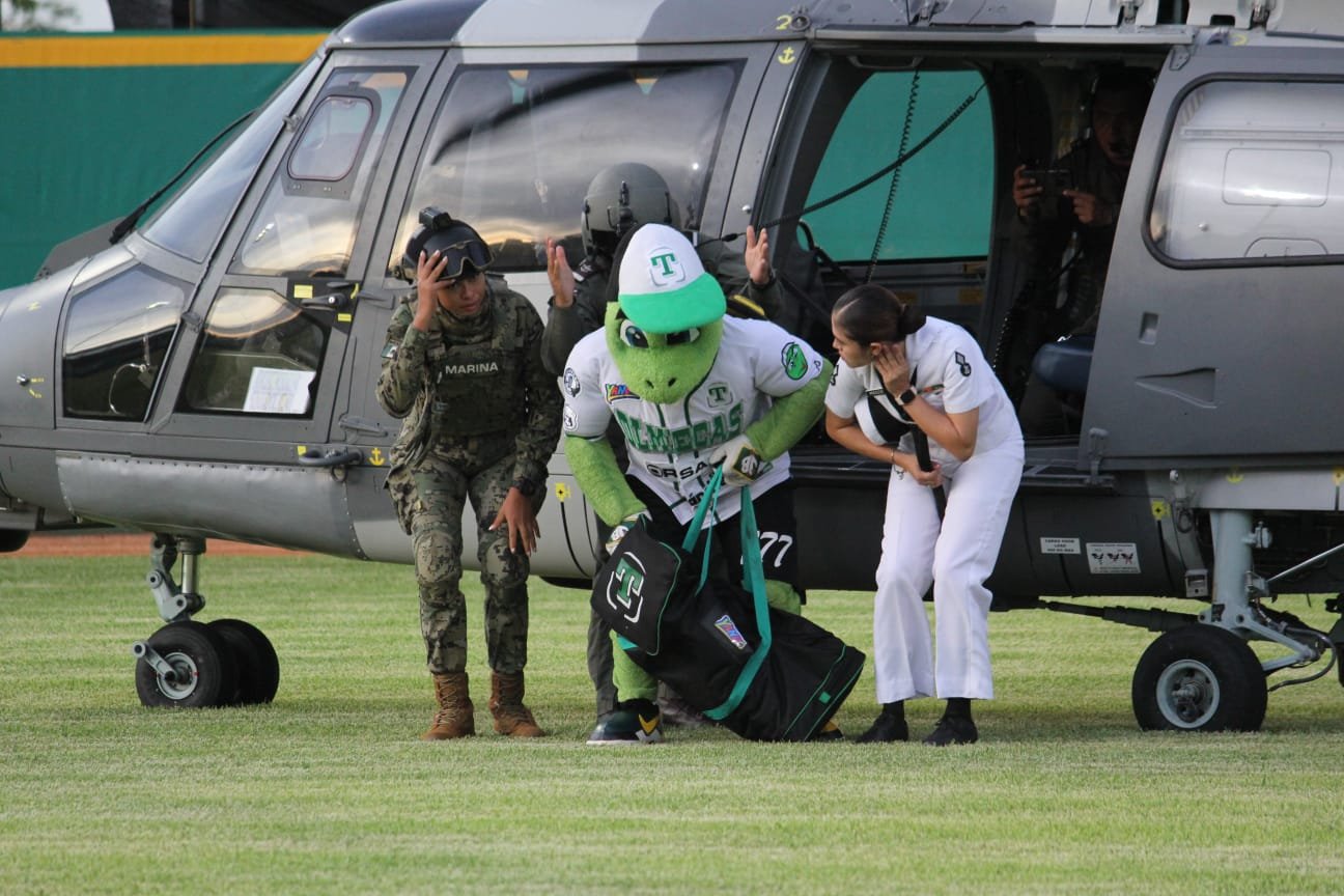 Helicóptero de la SEMAR da raite a mascota de equipo de béisbol