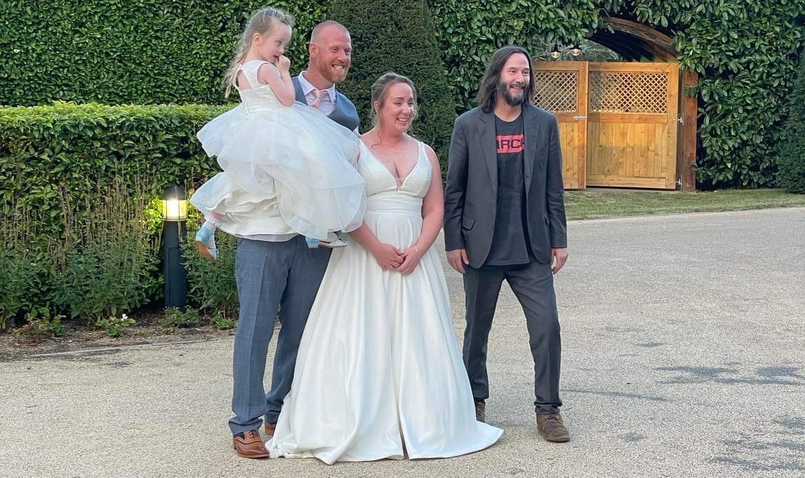 Se encuentra a Keanu Reeves, lo invita a su boda y sí va