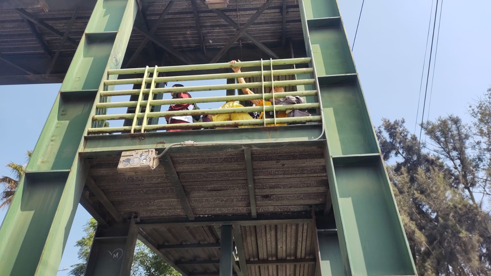 Hombre de 95 años es rescatado antes de aventarse de un puente en Morelia