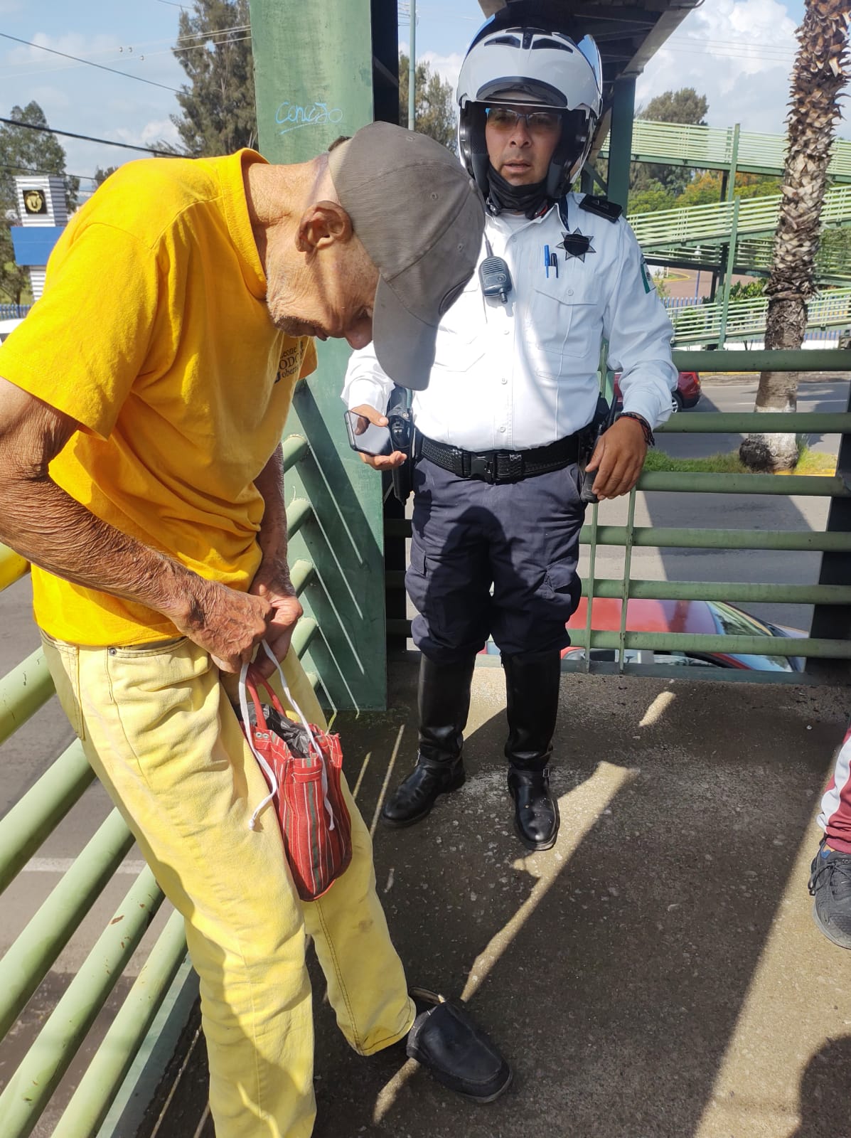 Hombre de 95 años es rescatado antes de aventarse de un puente en Morelia