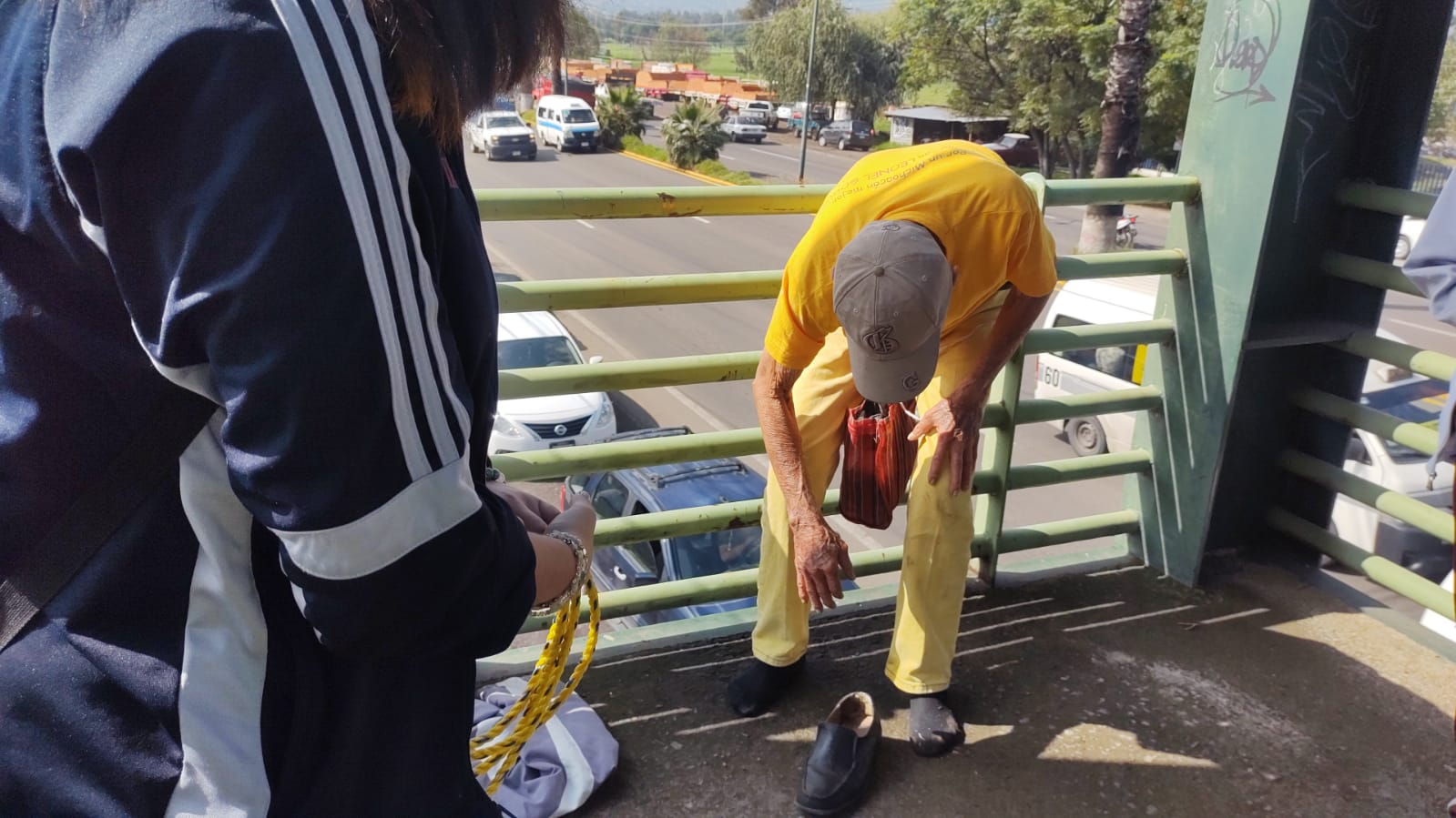 Hombre de 95 años es rescatado antes de aventarse de un puente en Morelia