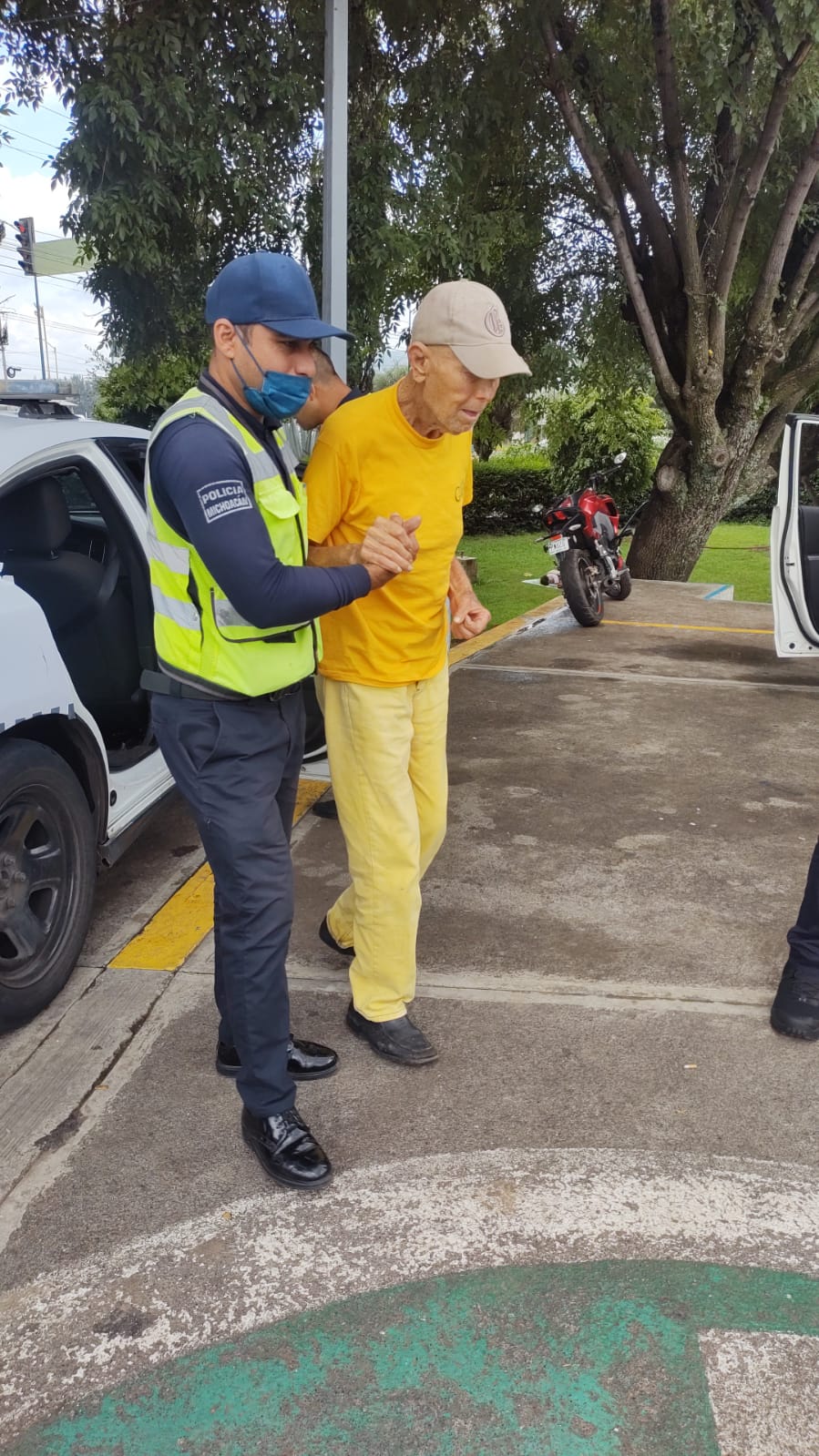 Hombre de 95 años es rescatado antes de aventarse de un puente en Morelia