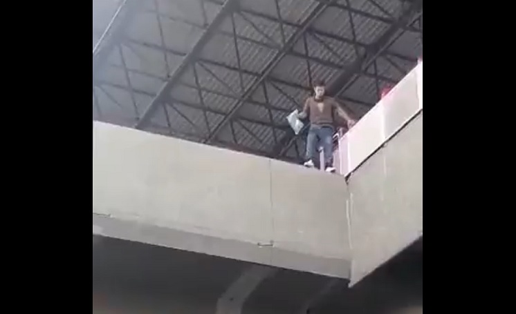 Hombre suicidarse estación Metro