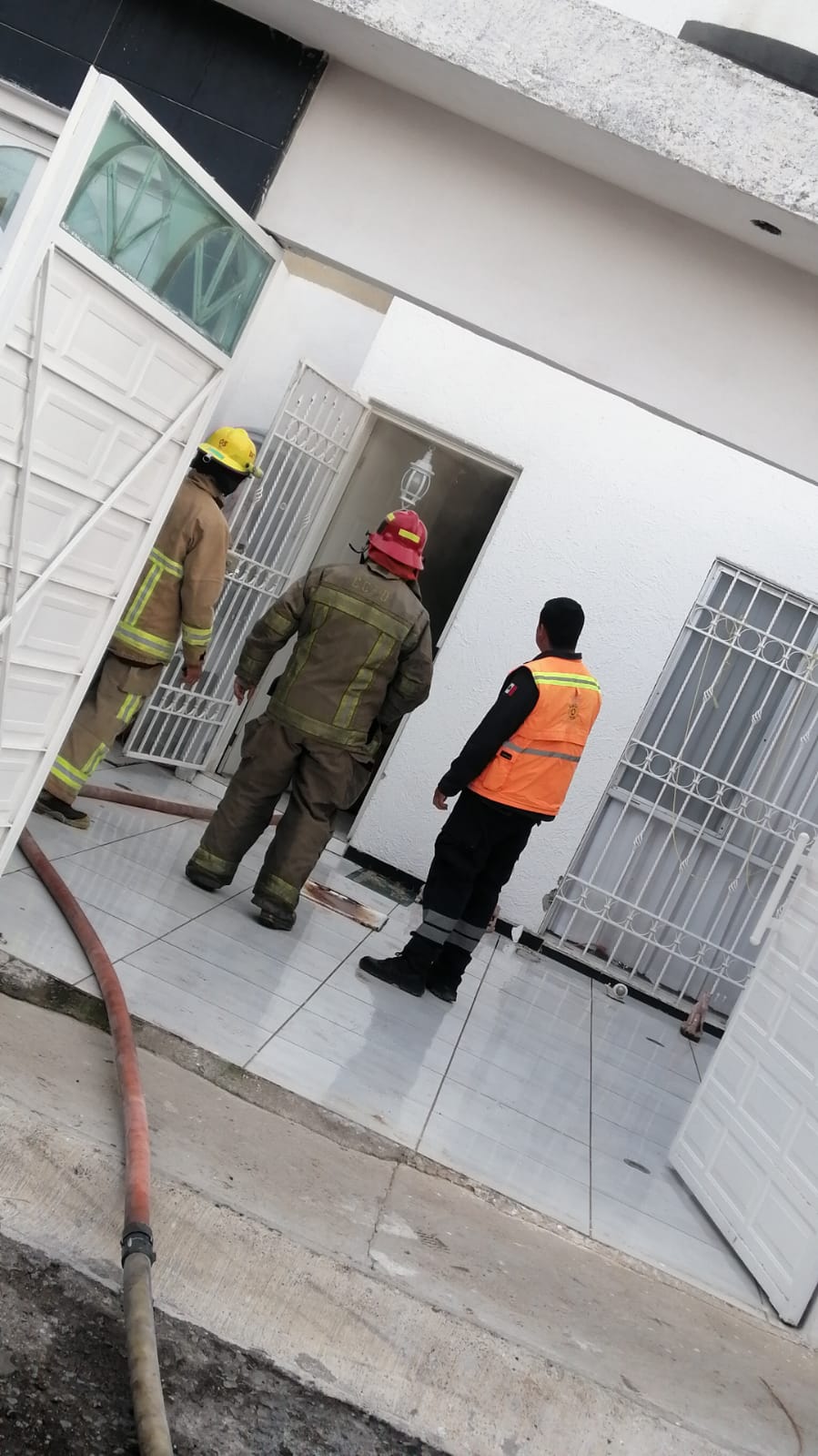 Bomberos controlan incendio en Galaxia Tarímbaro