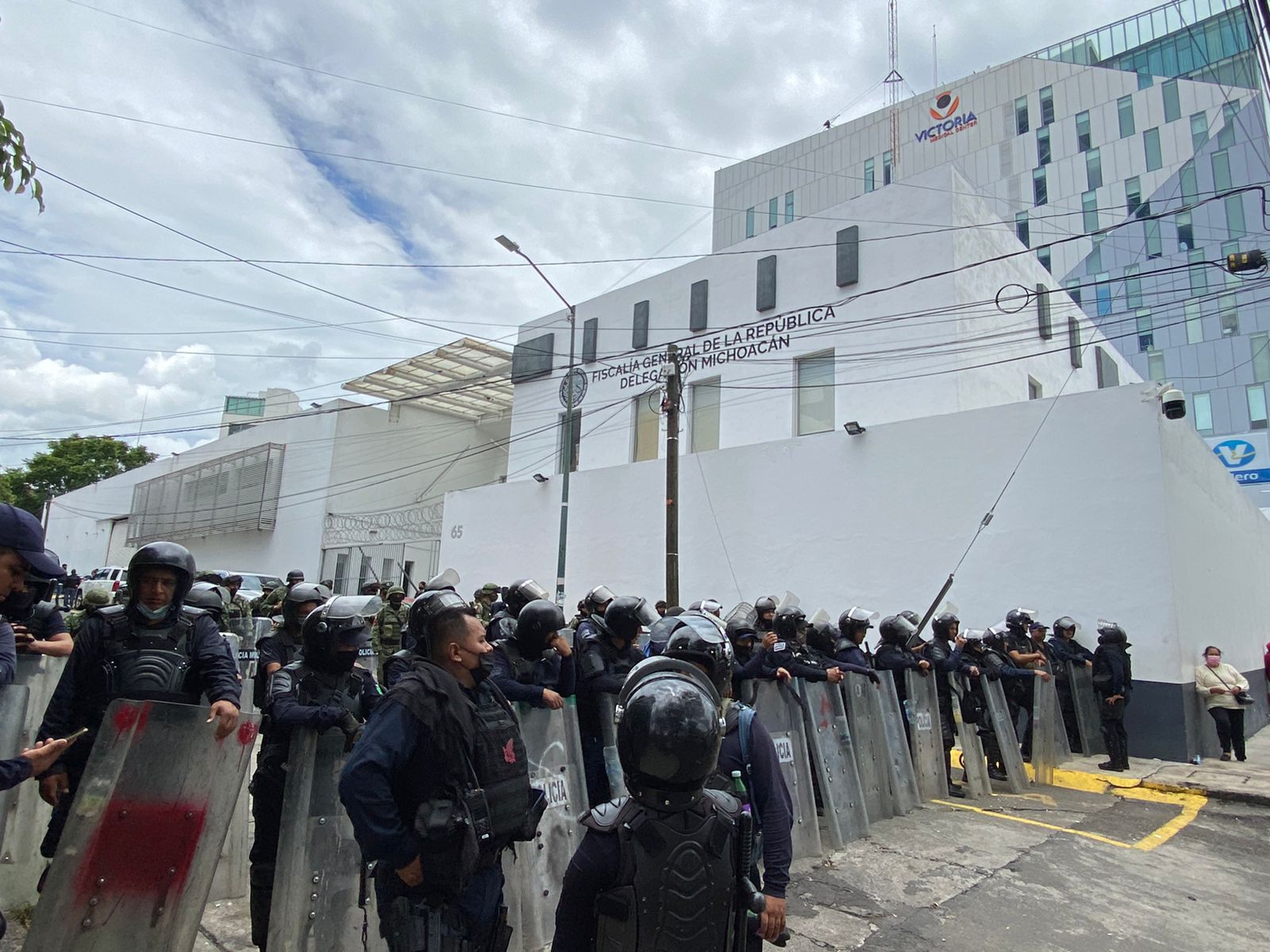 Inicia traslado a juzgados federales de los 167 detenidos en Uruapan