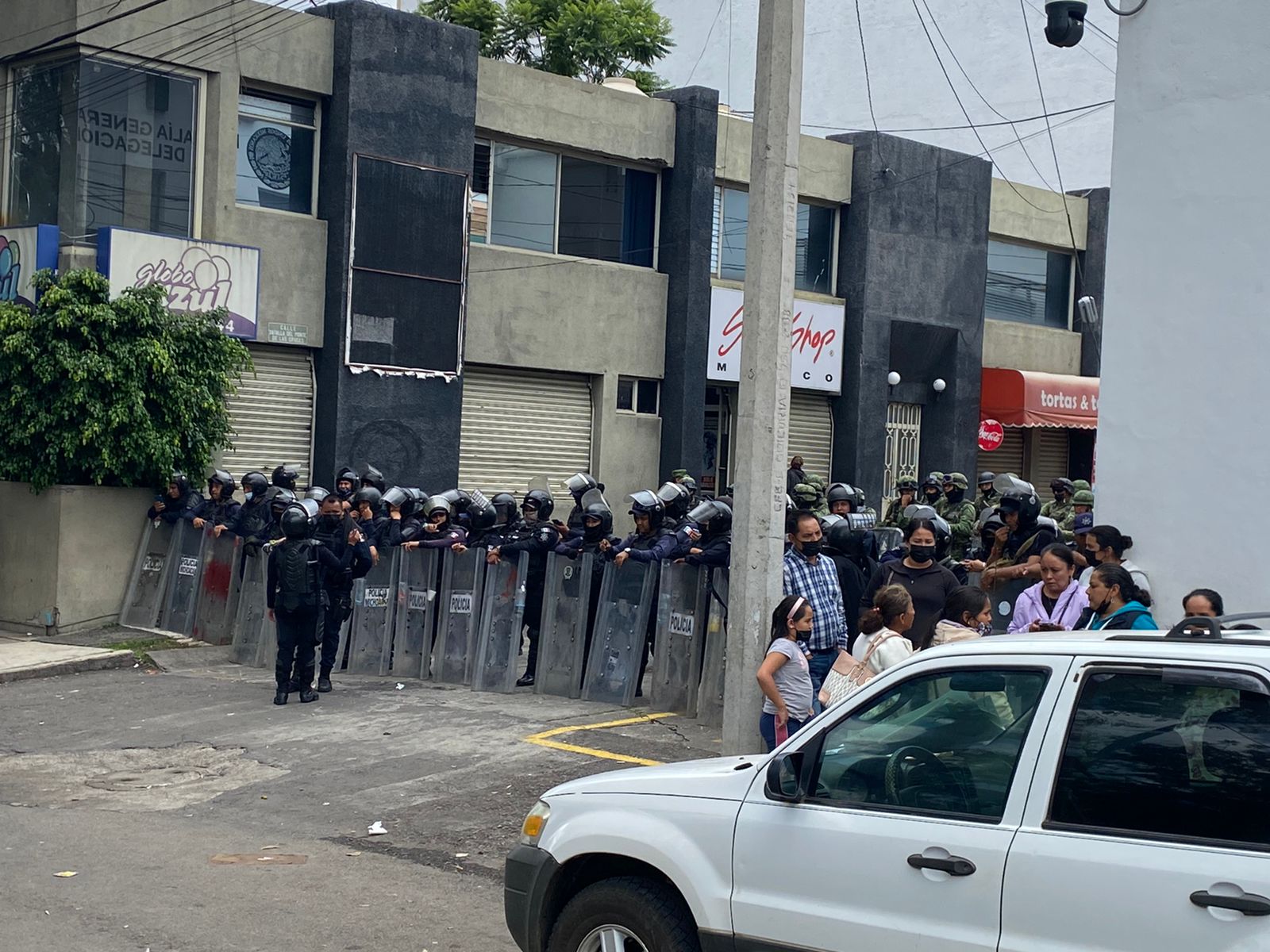 Inicia traslado a juzgados federales de los 167 detenidos en Uruapan