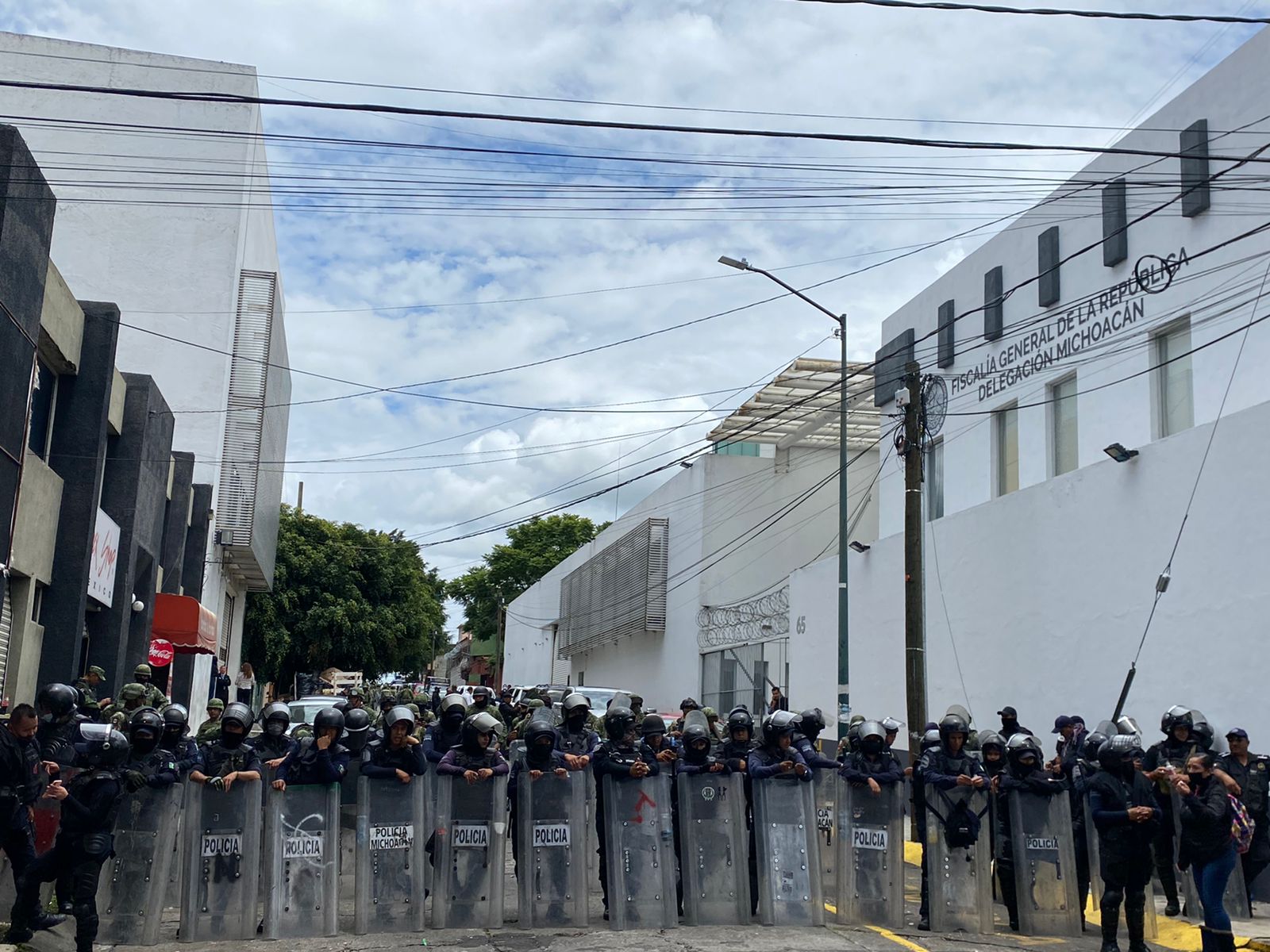 Inicia traslado a juzgados federales de los 167 detenidos en Uruapan