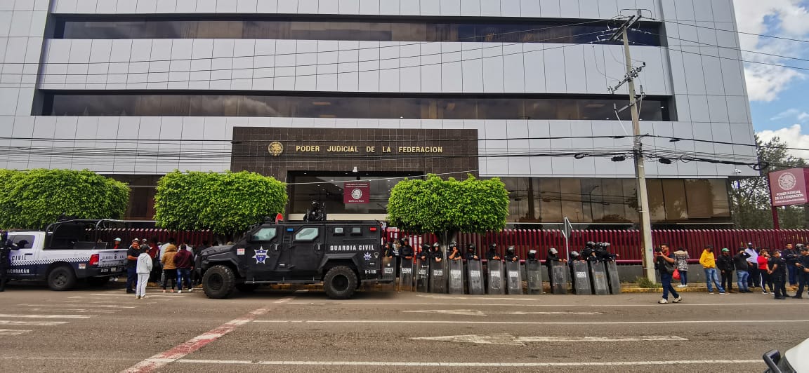 Inicia traslado a juzgados federales de los 167 detenidos en Uruapan9