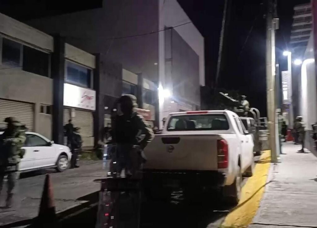 Llegan 164 detenidos miembros de un grupo delictivo a las instalaciones de la FGR