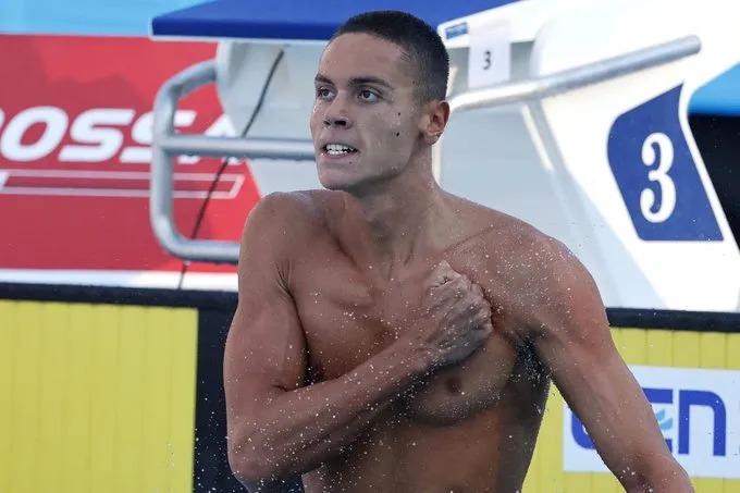 Logra David Popovici nuevo récord mundial en natación