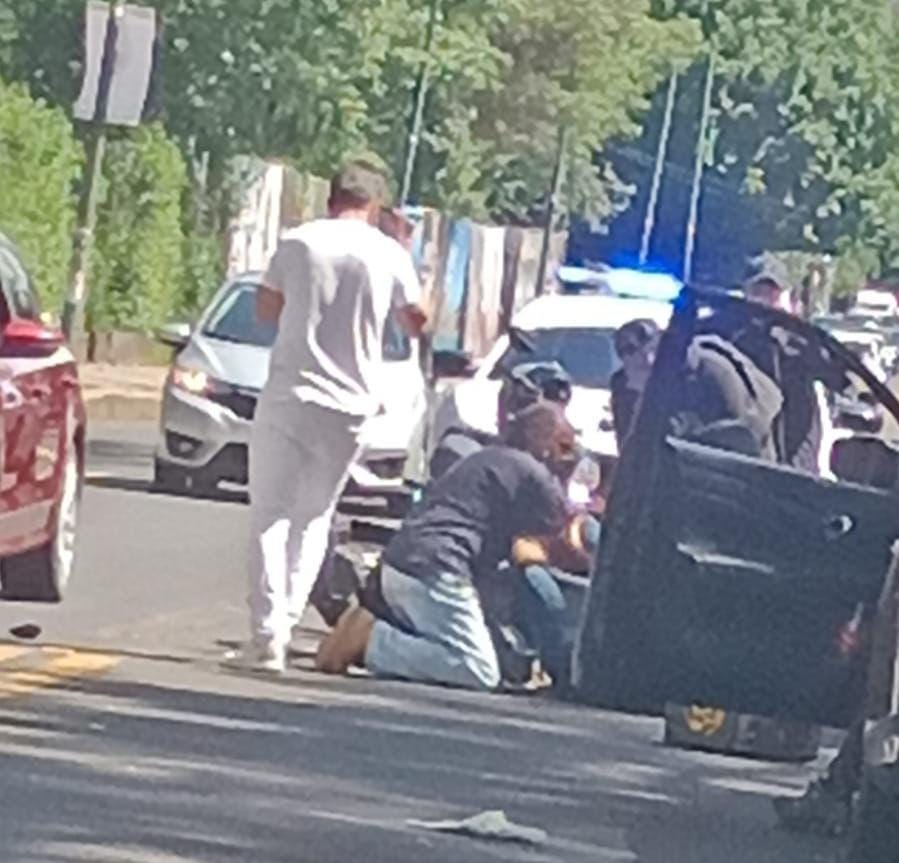 Motociclista choca contra un carro en la avenida Ventura Puente