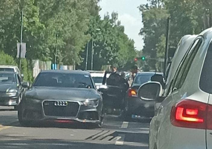 Motociclista choca contra un carro en la avenida Ventura Puente