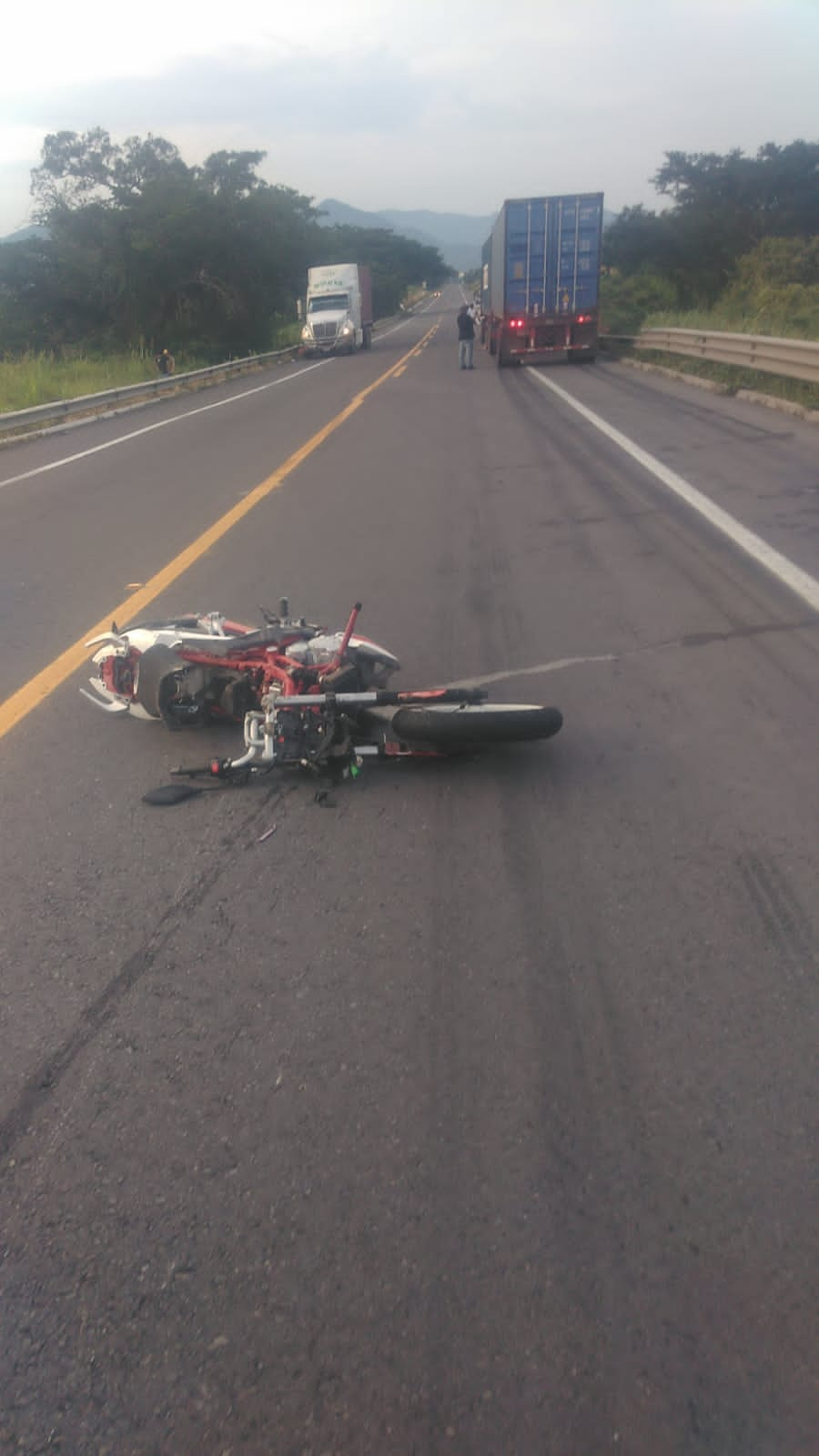 Muere motociclista al chocar contra un tráiler en la Siglo XXI