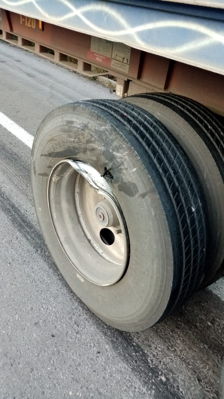 Muere motociclista al chocar contra un tráiler en la Siglo XXI