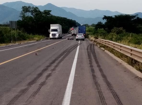 Muere motociclista al chocar contra un tráiler en la Siglo XXI