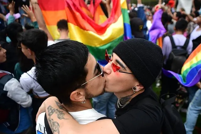 Realizan Besatón en Bogotá tras agresión a pareja gay