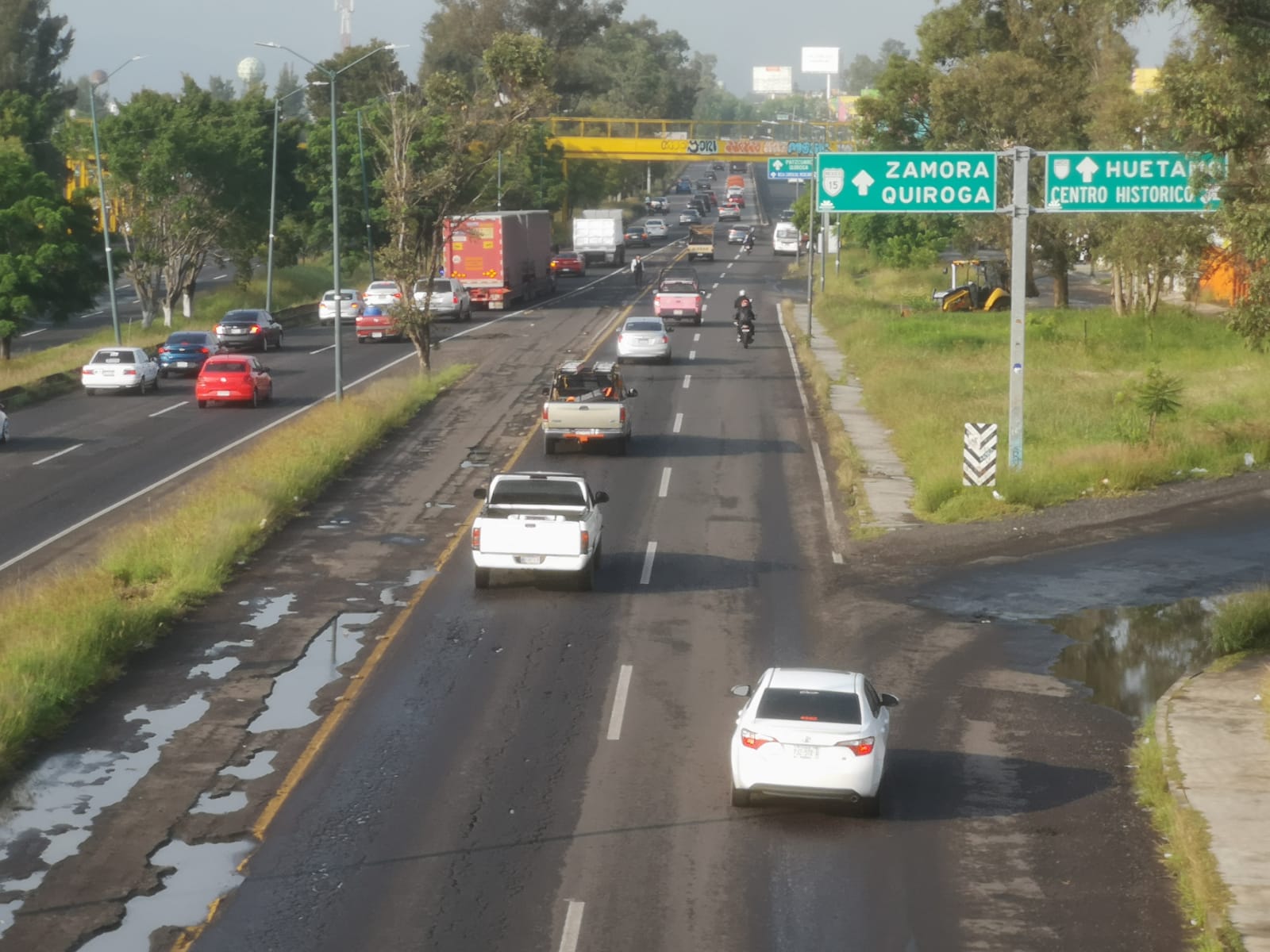 Reaparecen socavones en el libramiento frente al Estadio Morelos