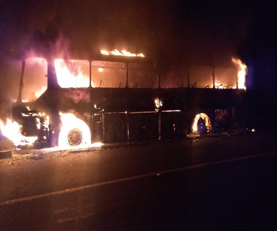 Se incendia autobús en la autopista Siglo XXI, no hay víctimas