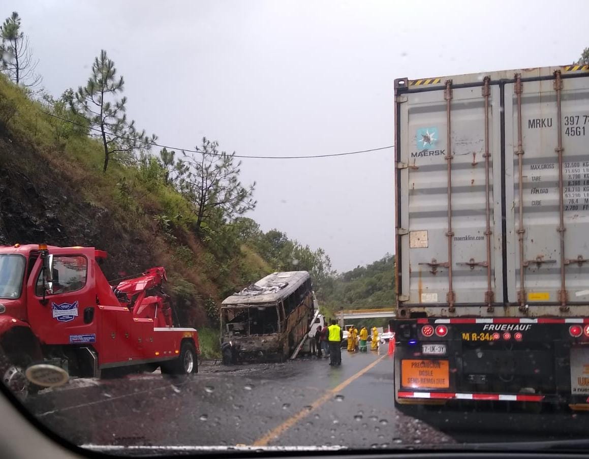 Se incendia autobús en la autopista Siglo XXI, no hay víctimas