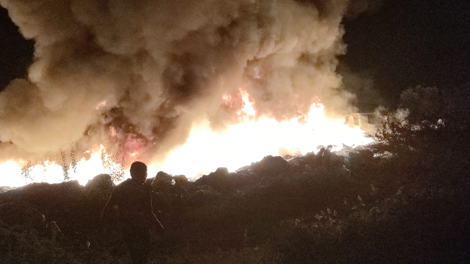 Se incendia recicladora en la carretera a Salamanca