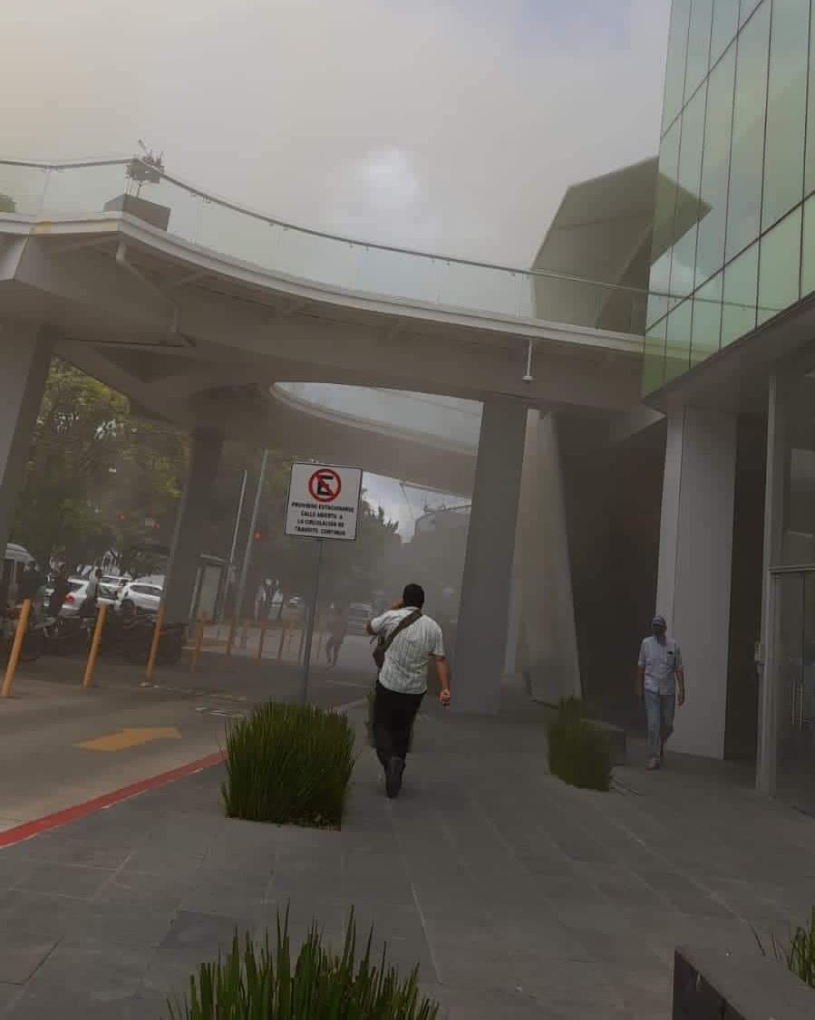 Se incendia un negocio en Plaza Las Américas