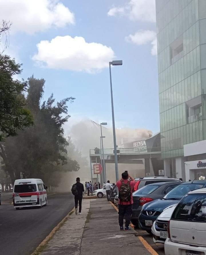 Se incendia un negocio en Plaza Las Américas