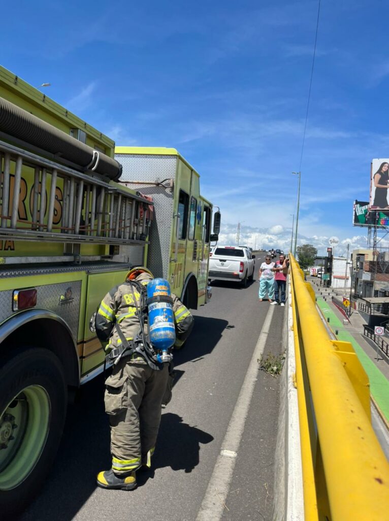 Se incendia un vehículo en la avenida Madero Poniente en Morelia