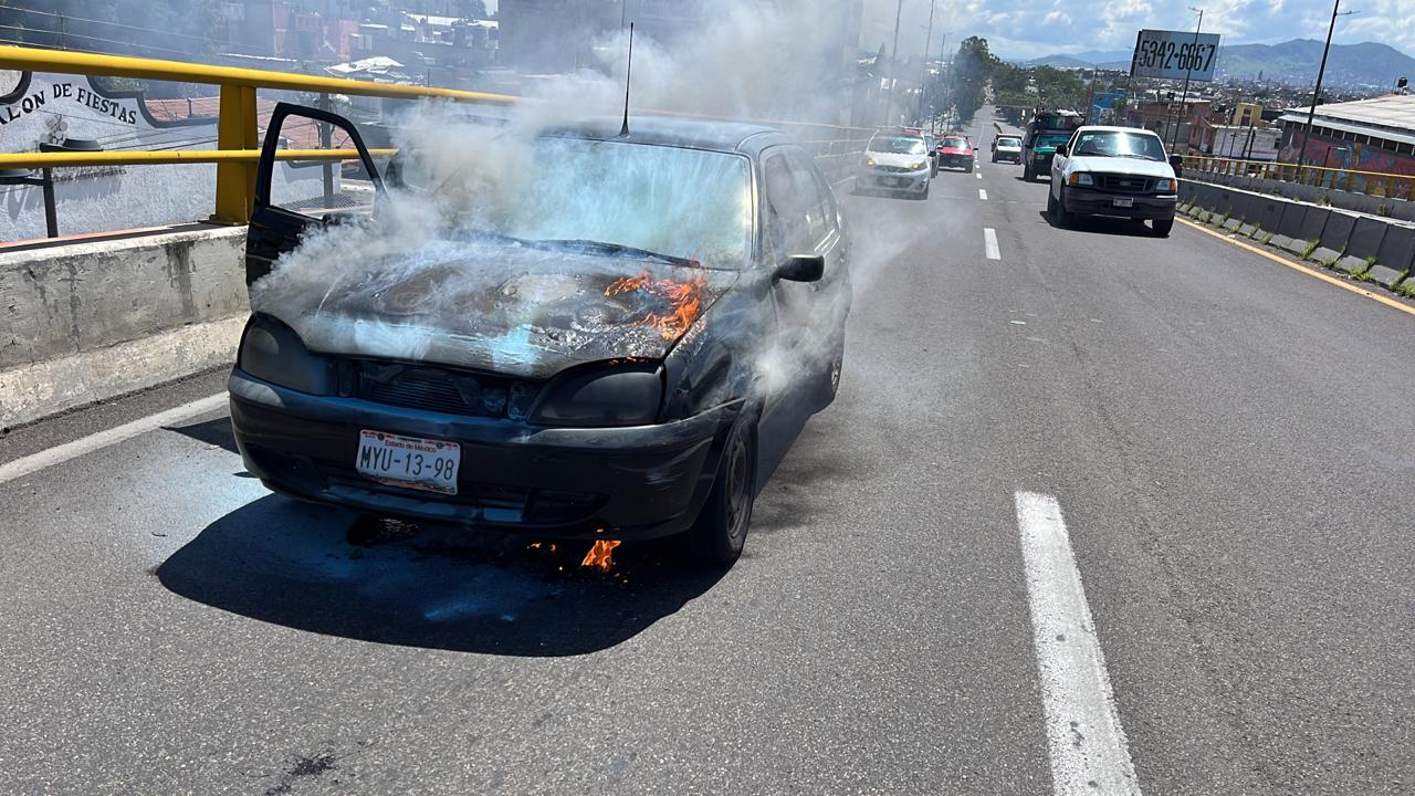 Se incendia un vehículo en la avenida Madero Poniente en Morelia