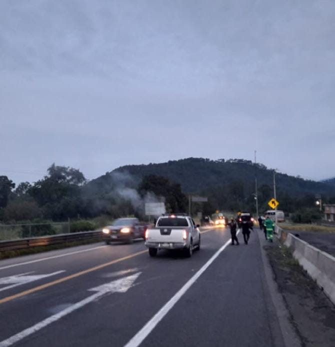 Se reportan bloqueos en la autopista Siglo XXI cerca del acceso a Zirahuen