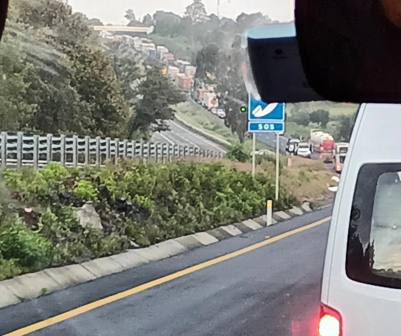 Se reportan bloqueos en la autopista Siglo XXI cerca del acceso a Zirahuen