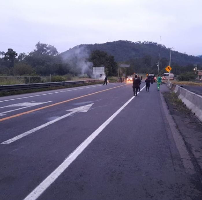 Se reportan bloqueos en la autopista Siglo XXI cerca del acceso a Zirahuen