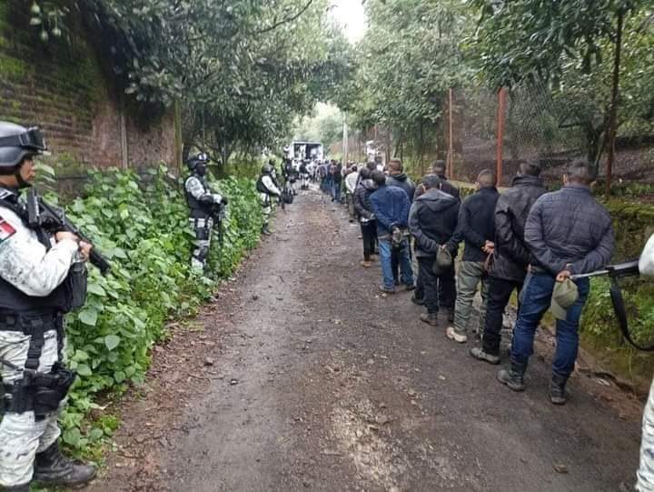 Trasladan a 154 detenidos en Tiamba al penal federal de Apatzingán