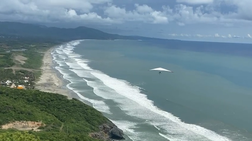 Vuelan pilotos Ala Delta del mirador a playa Las Brisas, Costa de Aquila