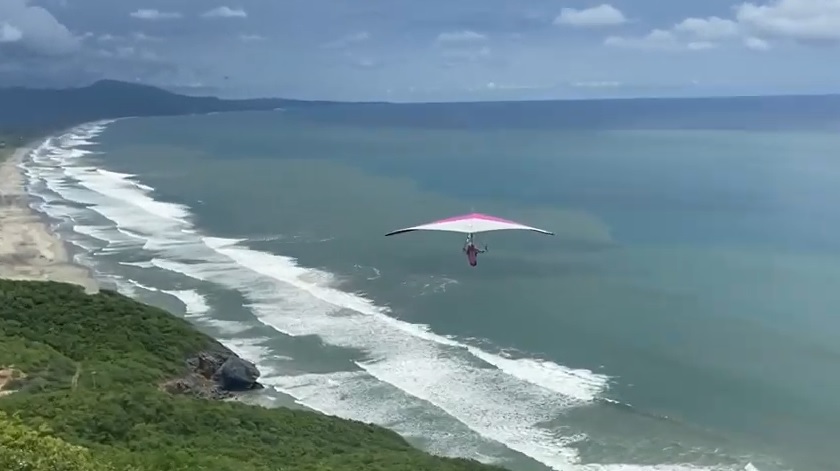 Vuelan pilotos Ala Delta del mirador a playa Las Brisas, Costa de Aquila