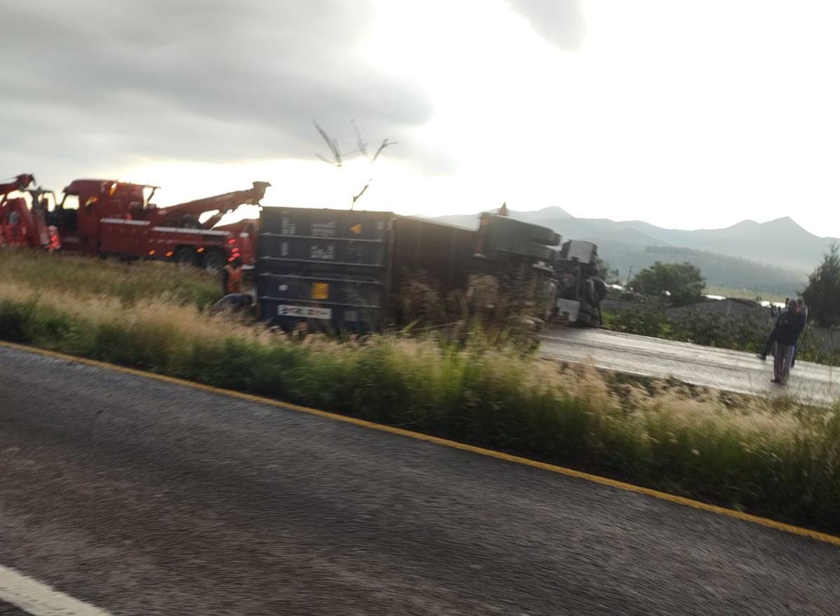 Vuelca un tráiler en la carretera Morelia - Pátzcuaro