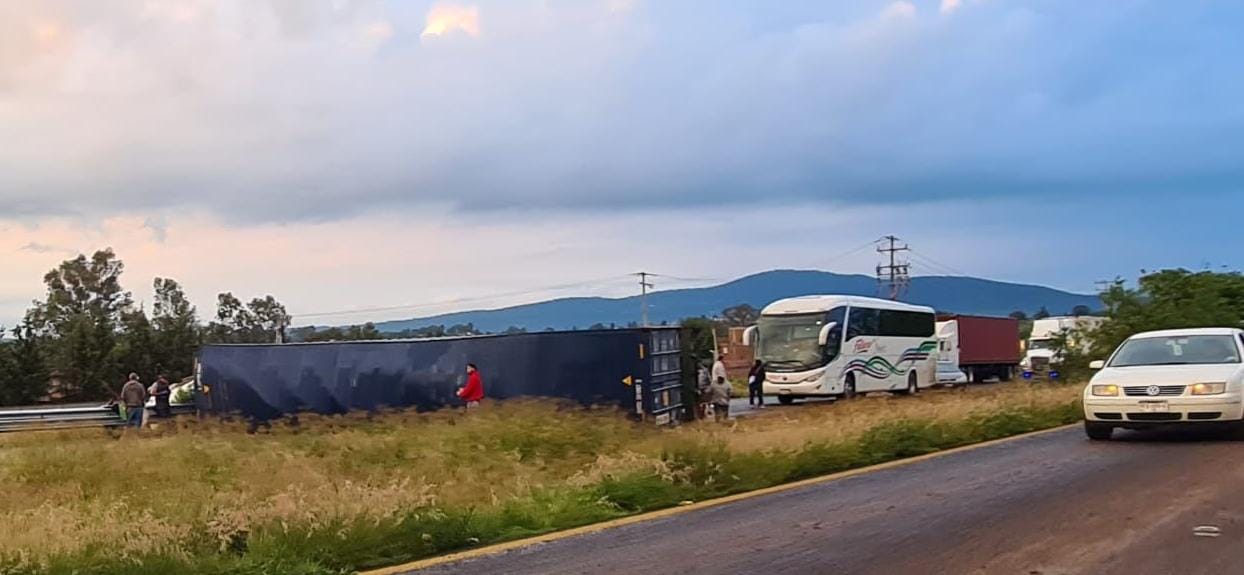 Vuelca un tráiler en la carretera Morelia - Pátzcuaro