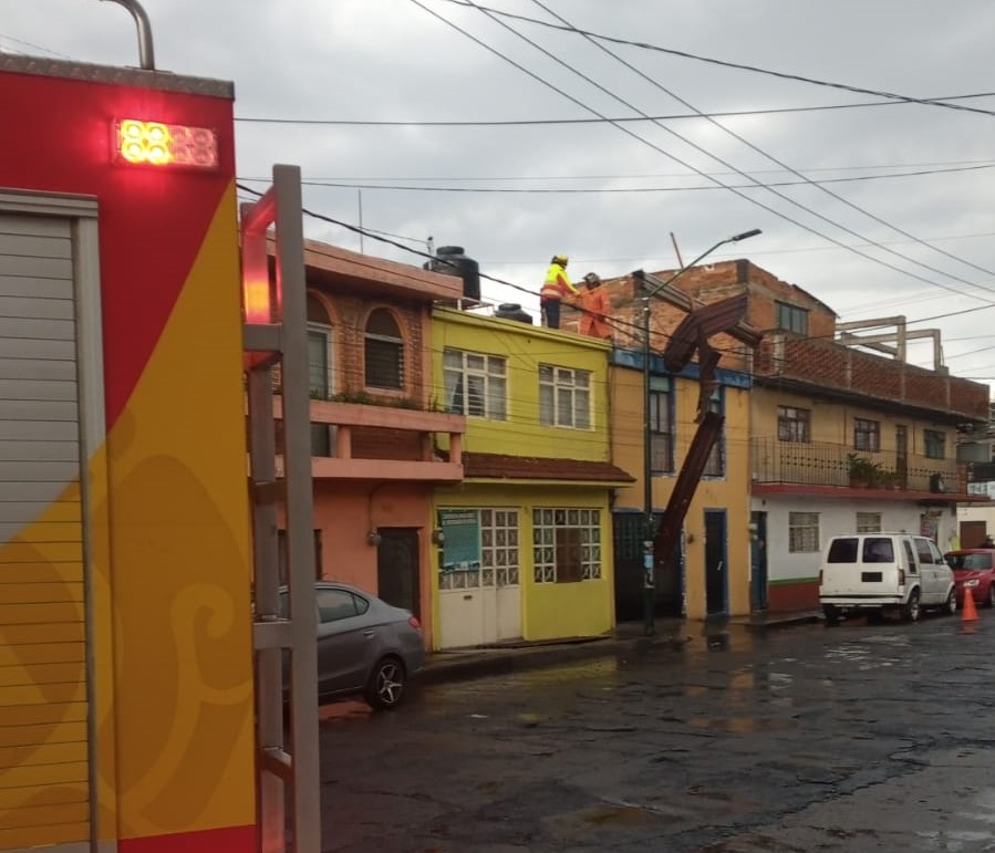 Se desbordan drenajes intensamente, por fuerte lluvia