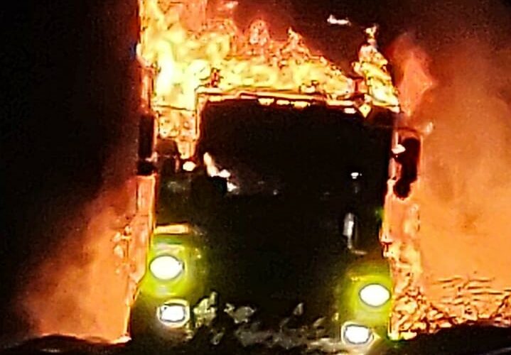 Se incendia tráiler en la autopista Cuitzeo - Pátzcuaro