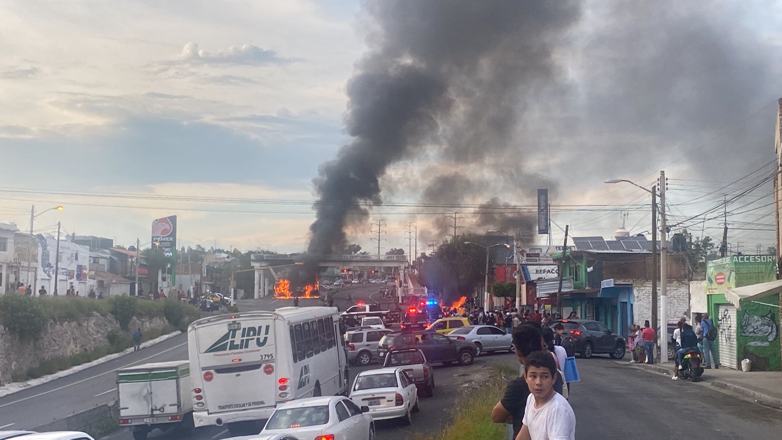 Incendian vehículos tras enfrentamiento en Jalisco