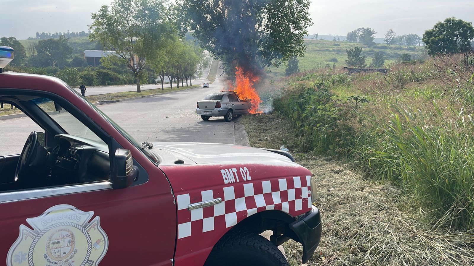 Choca y se incendia vehículo en la avenida Erandeni