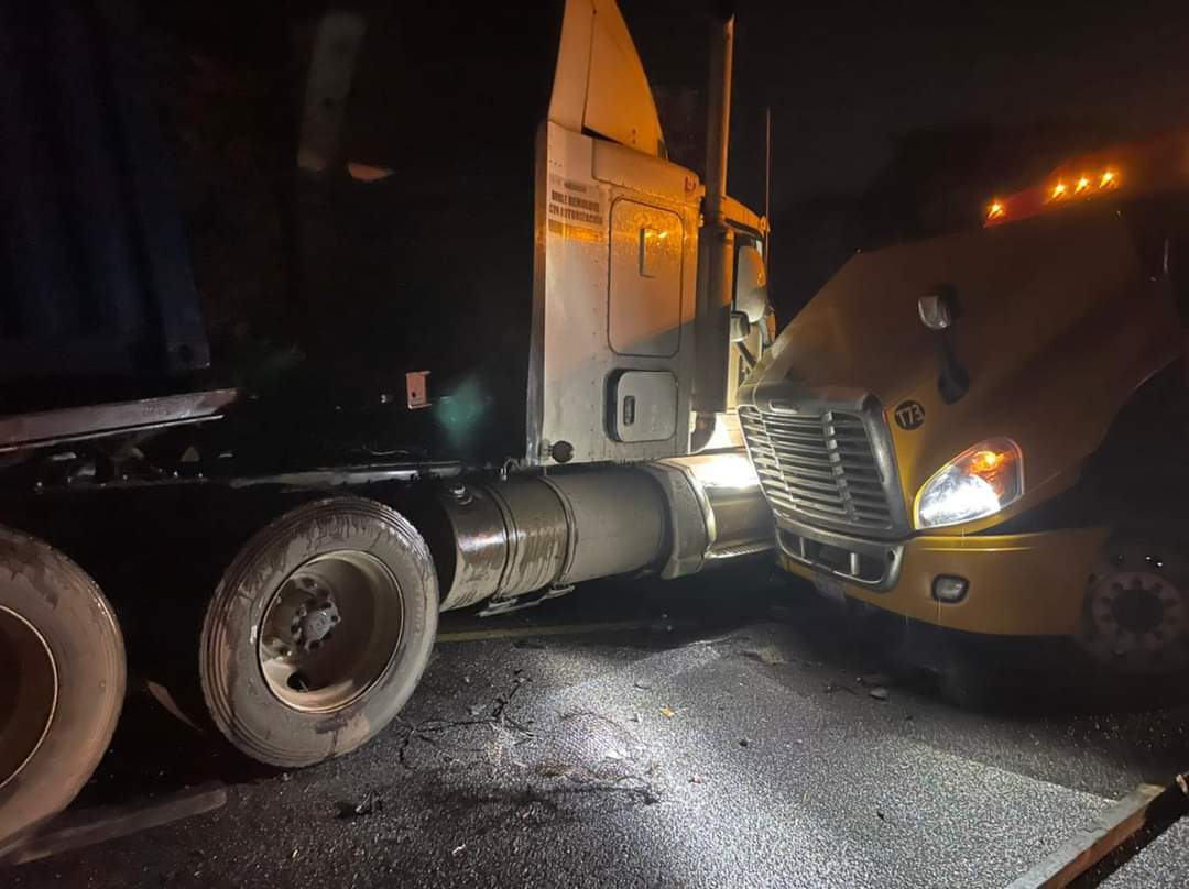 Chocan dos tráilers en la autopista Siglo XXI