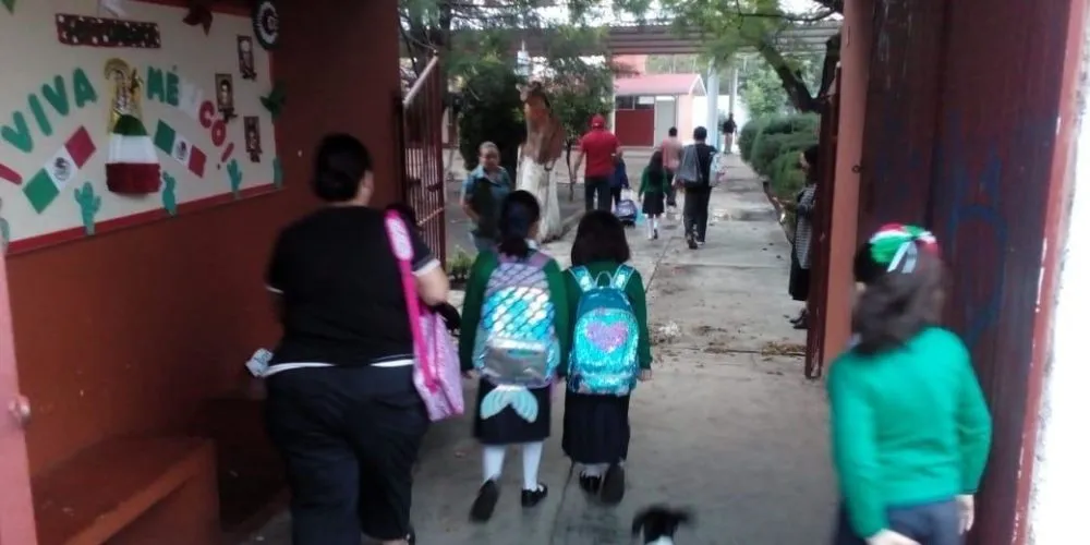 alumnos regresan clases Michoacán