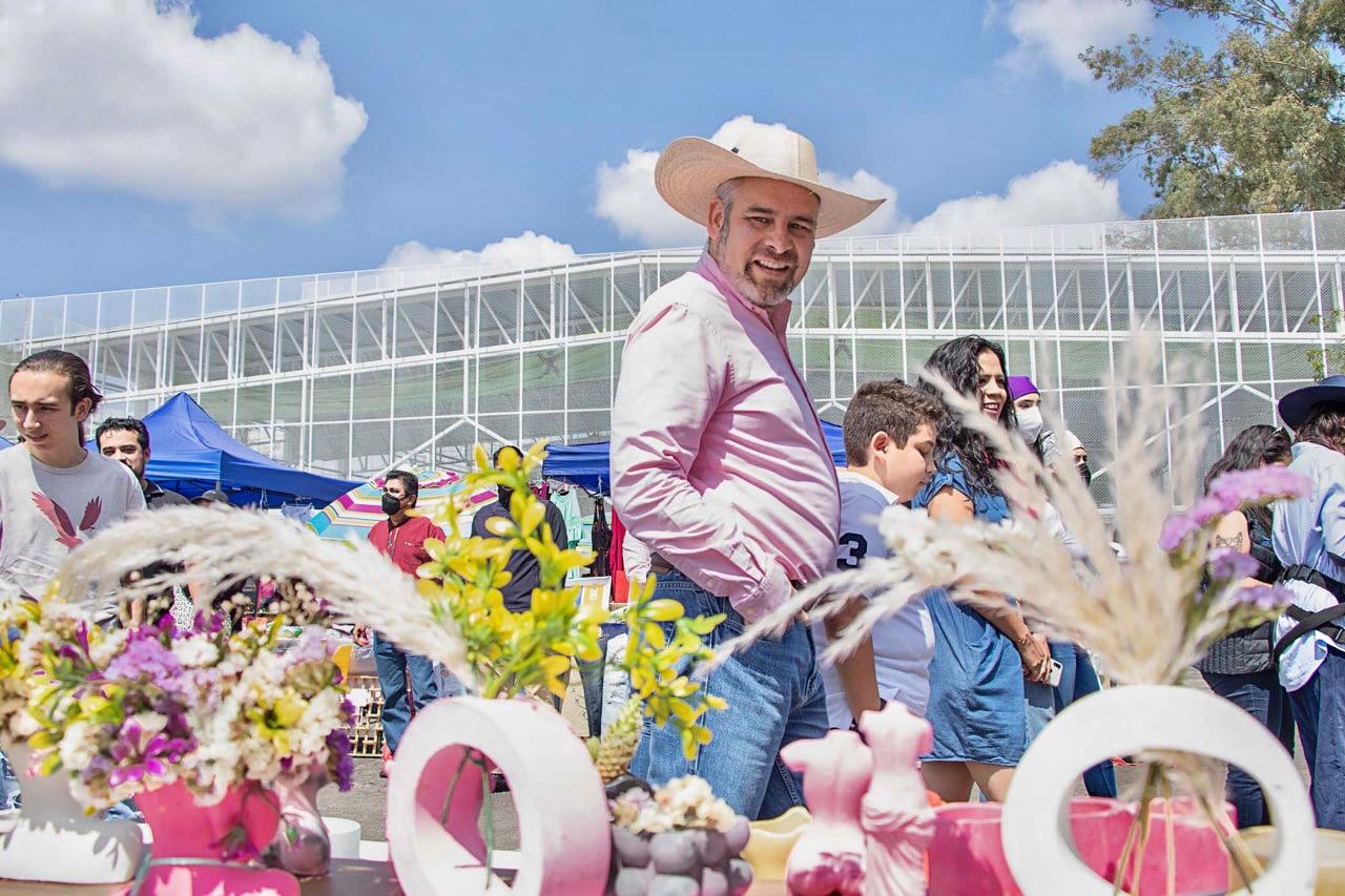 Asiste Bedolla a "Mi Bazar en Fuerza Mujer"