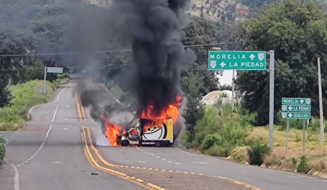Normalistas vandalizan e incendian camión comercial