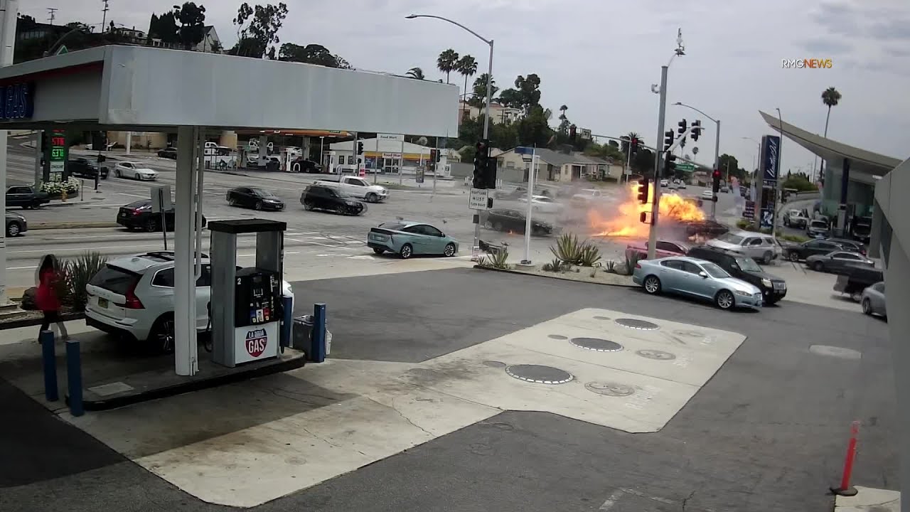 Se pasa el alto en un Mercedes-Benz, choca y se incendia; hay 5 muertos