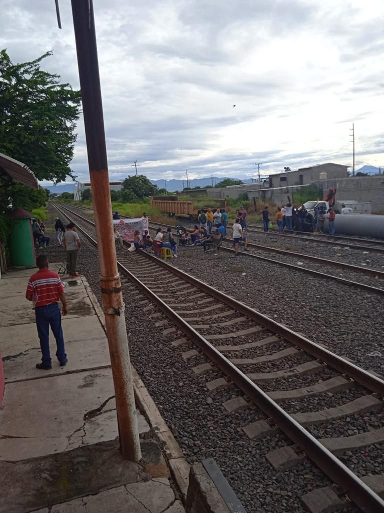 CNTE y trabajadores de la educación colapsan Michoacán