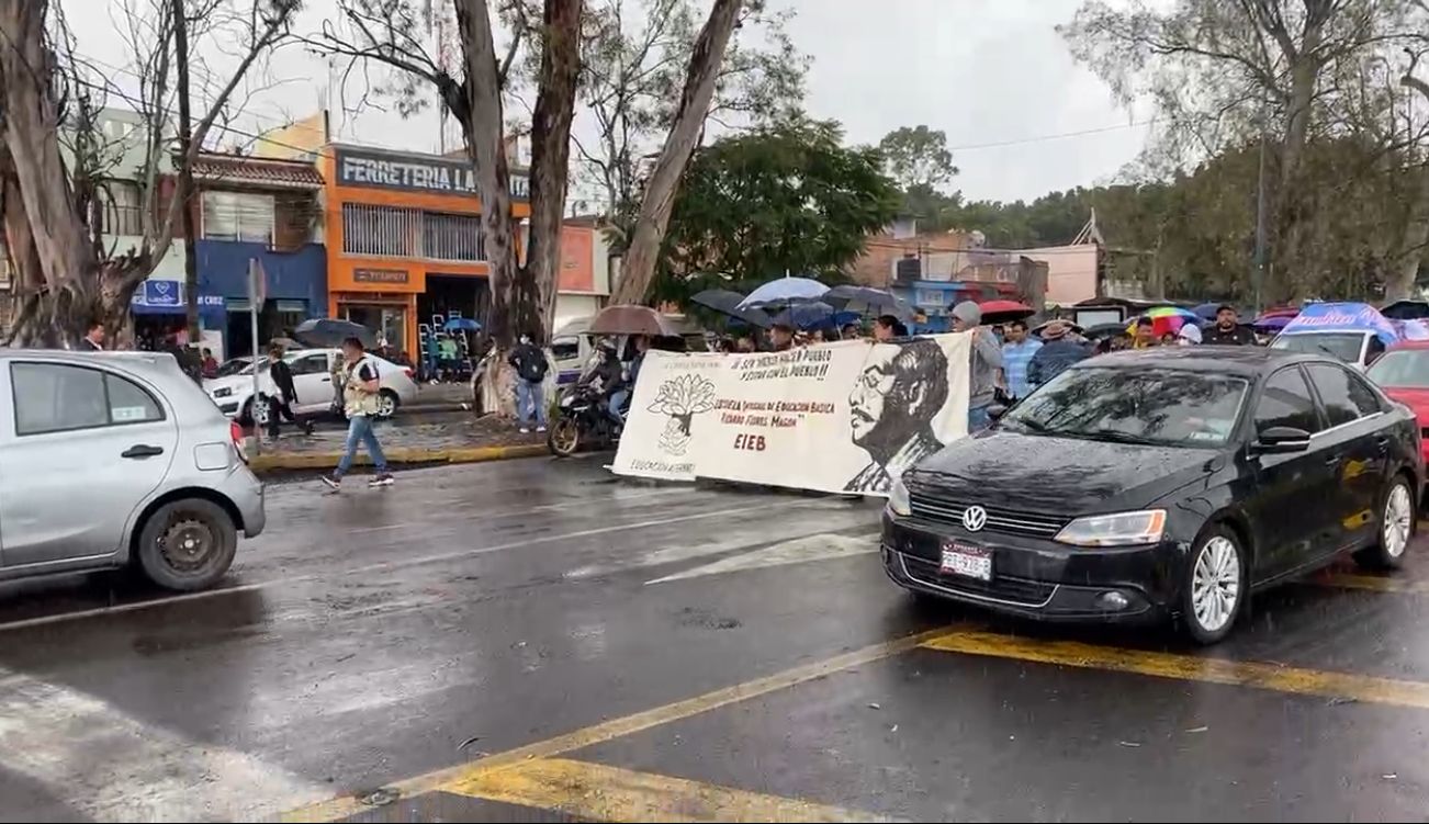 CNTE y trabajadores de la educación colapsan Michoacán