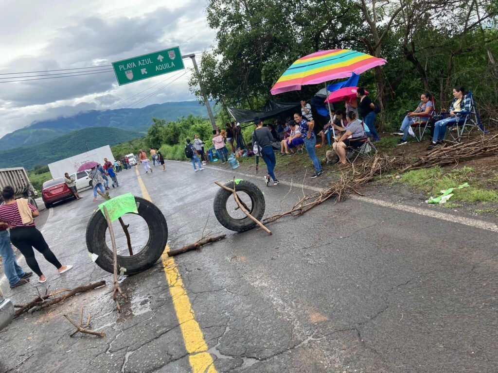 CNTE y trabajadores de la educación colapsan Michoacán