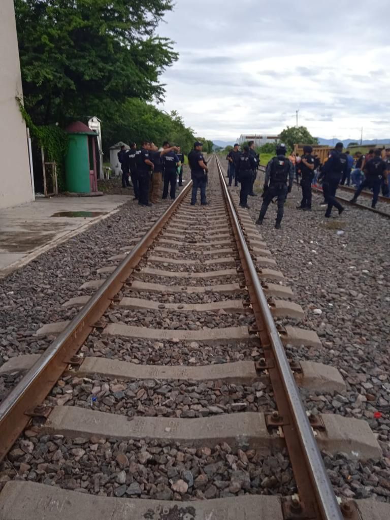 CNTE y trabajadores de la educación colapsan Michoacán