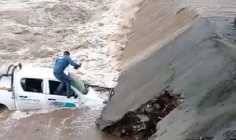 Camioneta de Trenium, arrastrada por caudal de Río Aquila